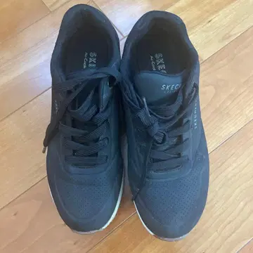 SKECHERS 블랙 스니커즈 23.5