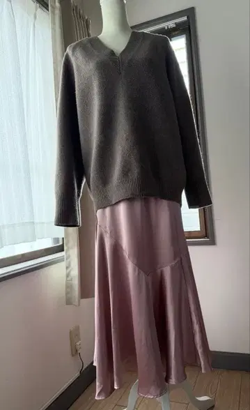 코디 판매 Noble 캐시미어 니트 마이 스트라다 새틴 스커트