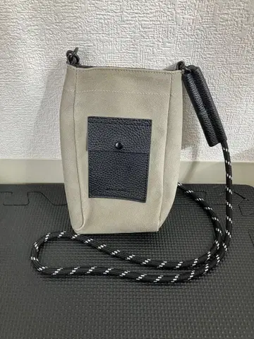 nikoand - 그레이 숄더백 프론트 포켓 부착