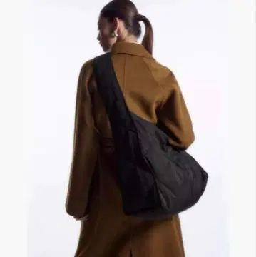 COS 블랙 퀼팅 숄더백