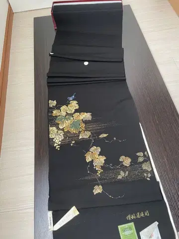 부동 패턴 자수 옷감