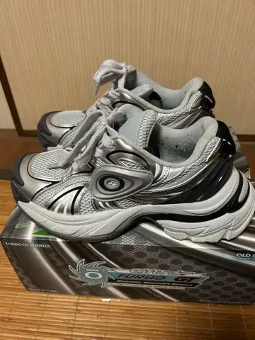 터보 GT 실버 스니커즈