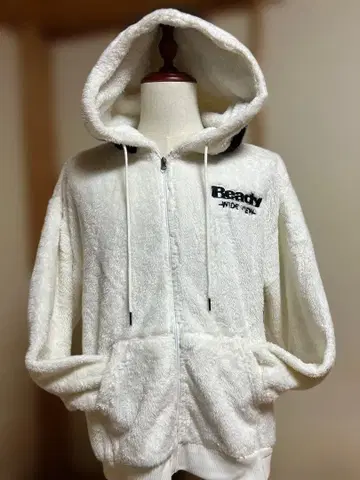 백 로고 자수 샤기 보아 집업 후드티 (화이트)