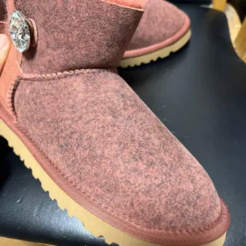 핑크 어그 부츠 크리스탈 버튼 포함