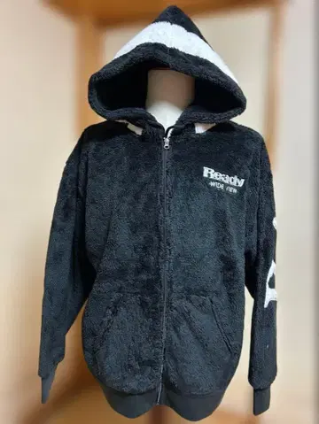 백 로고 자수 샤기 보아 집업 후드티 (블랙)