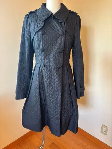 다크 그레이 퀼팅 트렌치코트