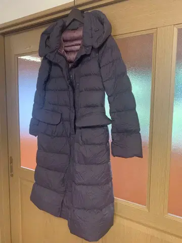 다크 퍼플 후드 부착 롱 다운 코트