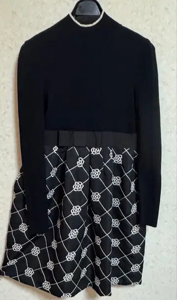 엠즈 그레이시 블랙과 화이트의 꽃무늬 원피스