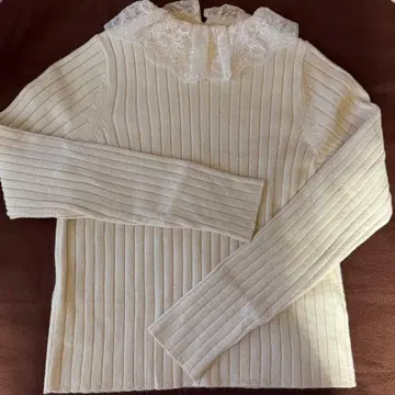 NICE CLAUP 크림색 니트 긴팔