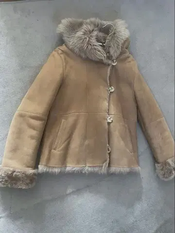 후드 부착 리얼 무스탕 코트 새상품급