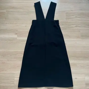 resil 블랙 살로펫 V넥 디자인