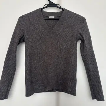 IENA 브라운 V넥 리브 스웨터