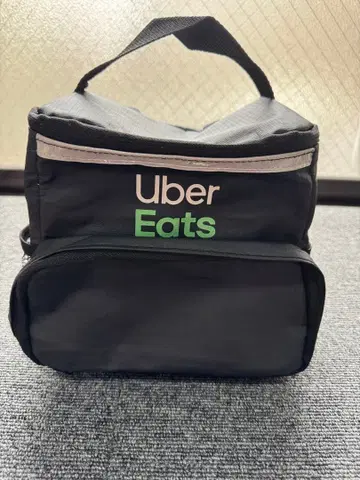 Uber Eats 파우치백 미사용 새상품, 메쉬 포켓 부착 블랙 디자인.