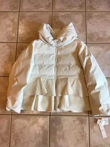 [택 포함 새상품] 프릴 페플럼 다운 코트 화이트