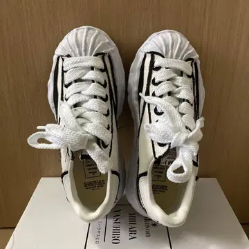 MMY BLAKEY 화이트/블랙 스니커즈