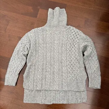 그레이 케이블 니트 터틀넥 스웨터 투모로우랜드