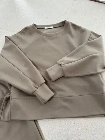 베이지 맨투맨 셋업 Samansamos2