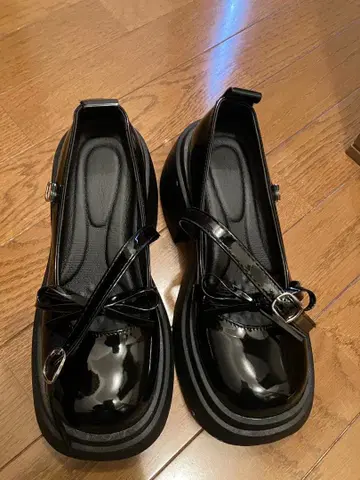 통굽 블랙 스트랩 신발