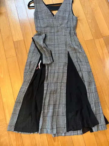 슬리브리스 체크 무늬 원피스