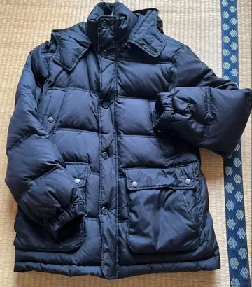 블랙 다운 자켓 버튼 부착 후드 부착