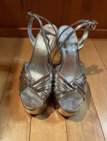 실버 크로스 스트랩 하이힐