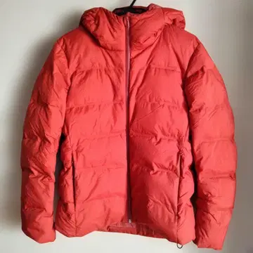 유니클로 심리스 다운 파카 다운 자켓 M 사이즈 레드 빨간색