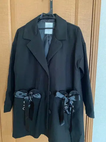 Ank Rouge 리본 포함 하트 포켓 코트 블랙