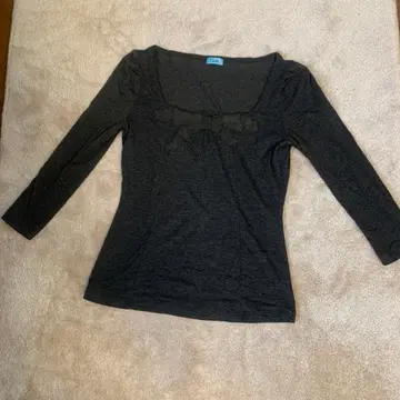 그레이 리본 포함 칠부 소매 상의