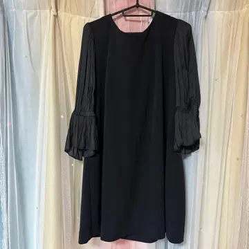 로즈 티아라 블랙 플리츠 긴팔 무릎 기장 원피스