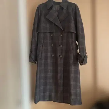 그레이 계열 체크 무늬 트렌치코트