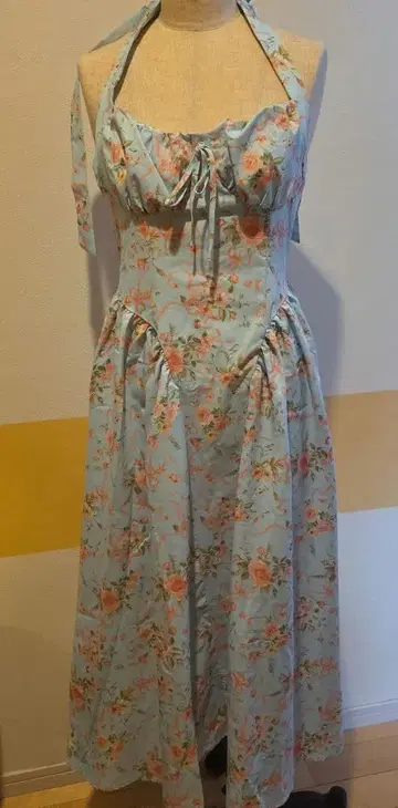 스카이블루 꽃무늬 슬리브리스 원피스