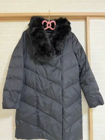 퍼 달린 블랙 다운 자켓