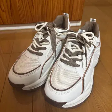 화이트 메쉬 스니커즈 통굽