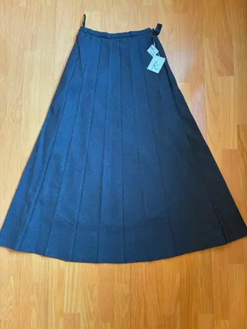 [ 택 포함 새상품 ] 쿠미쿄쿠 다크 그레이 플리츠 롱 스커트