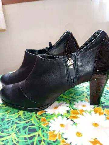 블랙 가죽 지퍼 부츠 중간 힐