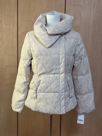 GALLERYVISCONTI 레이스 무늬 베이지 다운 자켓