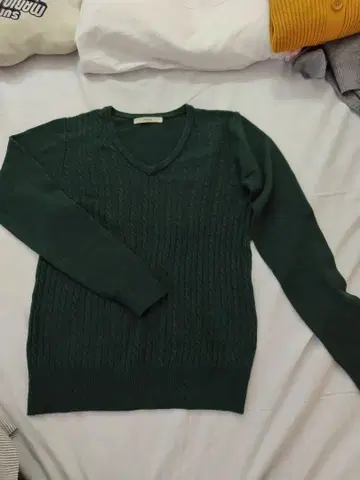 다크 그린 V넥 니트 스웨터