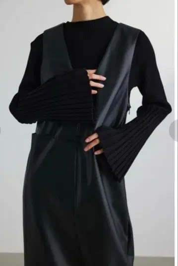 STYLEMIXER 벨 슬리브 리브 니트 블랙