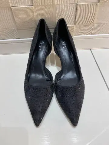 ZARA 블랙 장식 스틸레토 펌프스