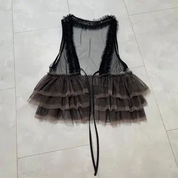 블랙 튤 프릴 베스트