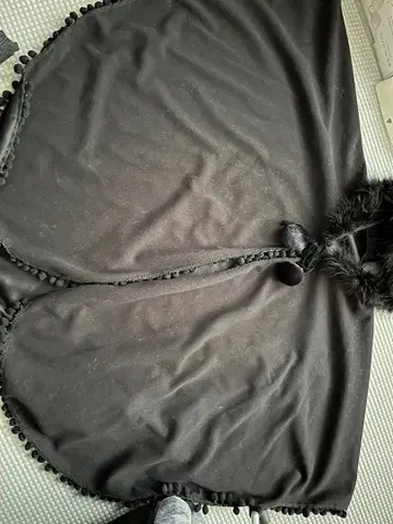 블랙 폼폼 포함 스톨 숄