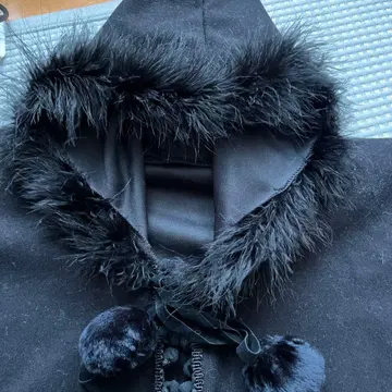 블랙 폼폼 포함 스톨 숄