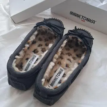 MINNETONKA 차콜 그레이 모카신