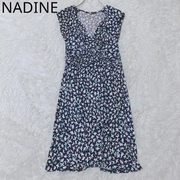 나디네 원피스 올 패턴 무릎 기장 V넥 플레어 슬리브리스 네이비
