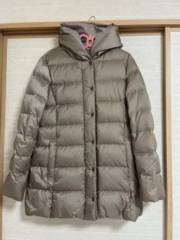 베이지 후드 부착 다운 자켓