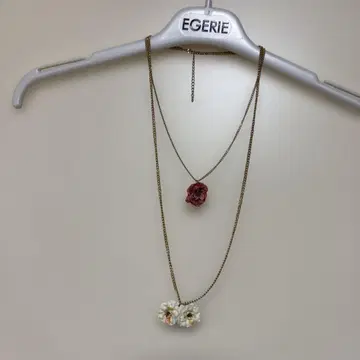 armoire caprice 꽃 모티브 목걸이 화이트 핑크