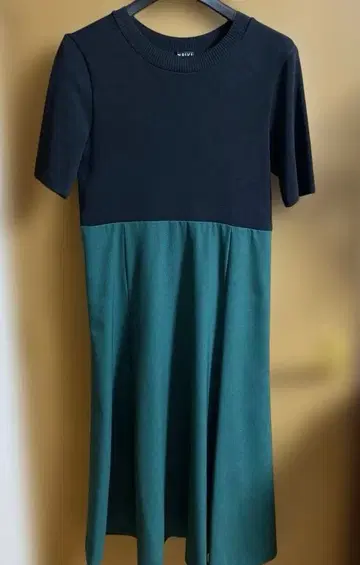 INDIVI 반팔 니트 원피스 블랙과 그린