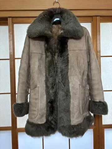 베이지 무스탕 코트