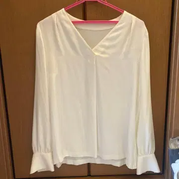 ROPE 화이트 V넥 긴팔 블라우스 38