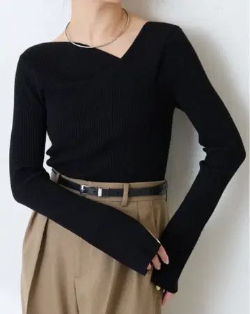 디자인 넥 리브 니트 블랙